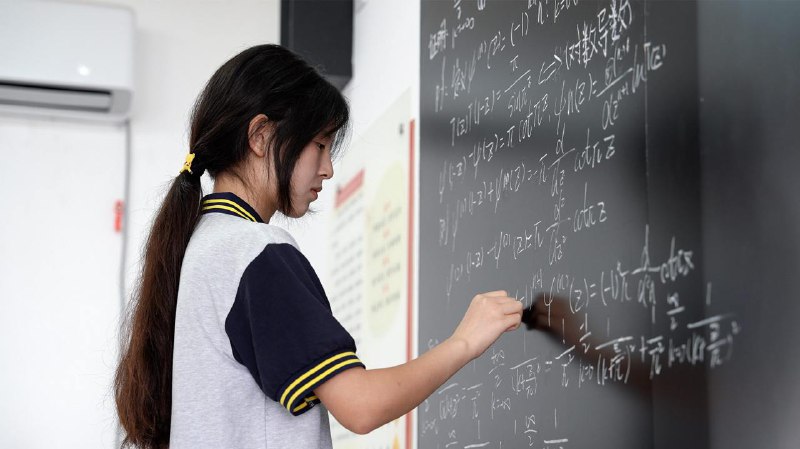 阿里巴巴全球数学竞赛组委会发布关于“中专天才少女姜萍”的情况说明称，江苏省涟水中等专业学校教师王闰秋在预选赛中对其指导的姜萍提供帮助，违反了预选赛关于“禁止与他人讨论”的规则