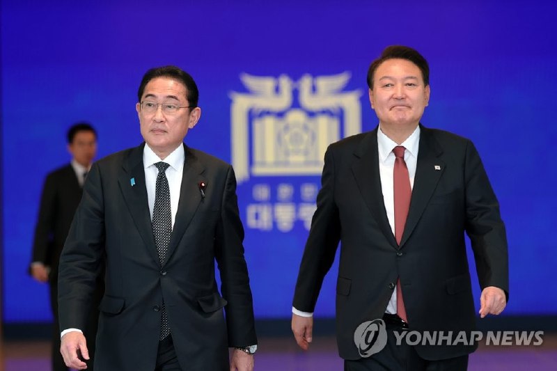日本首相岸田文雄7日上午抵达首尔空军基地，下午在日治时期的独立运动家及历代总统、朝鲜战争战殁者等长眠的国立墓地“显忠院”献花