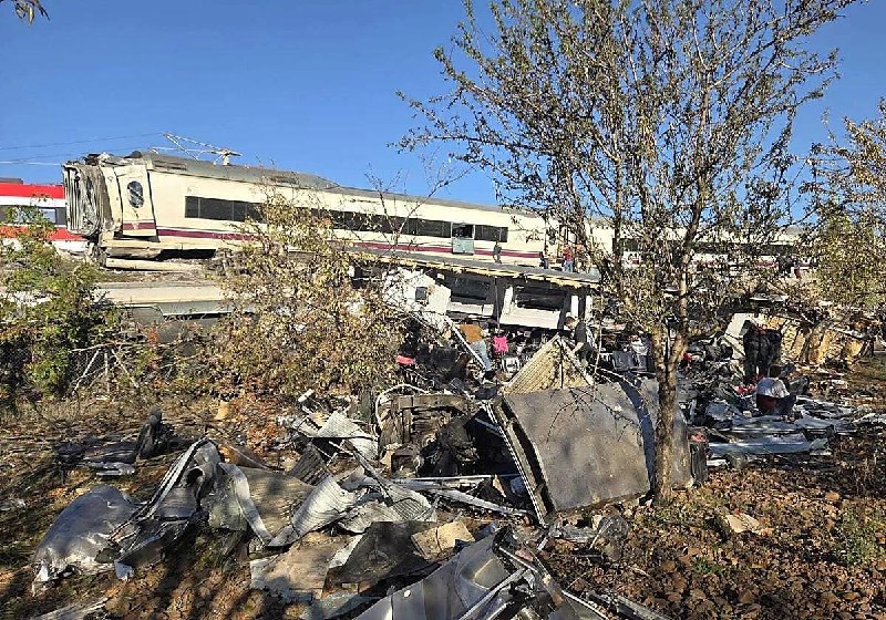 西班牙马德里托莱多附近有两辆高速列车相撞，造成至少64人死亡