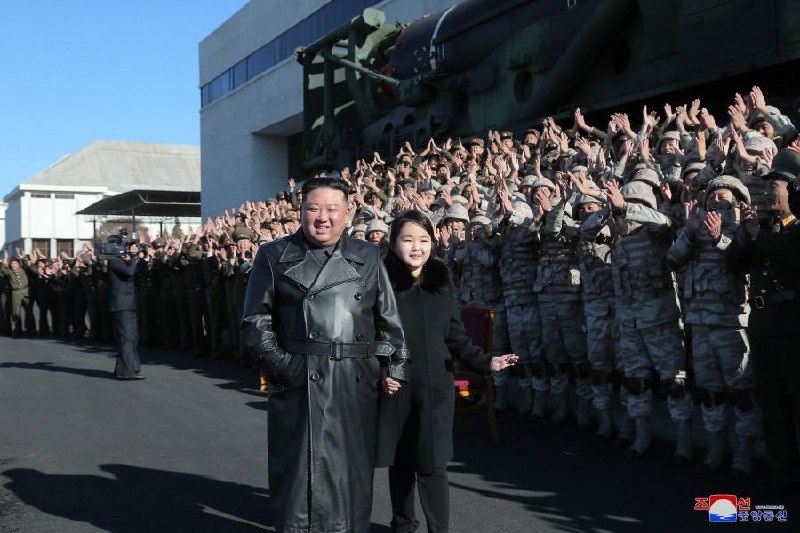 朝鲜领导人金正恩26日下令晋升数十名参与“火星-17”型洲际导弹研制的国防科研部门领导干部和科学家