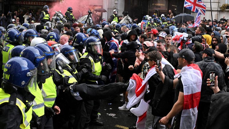 英国伦敦十余万人9月13日参加极右翼活动家汤米·鲁滨逊组织的“联合王国”反移民集会