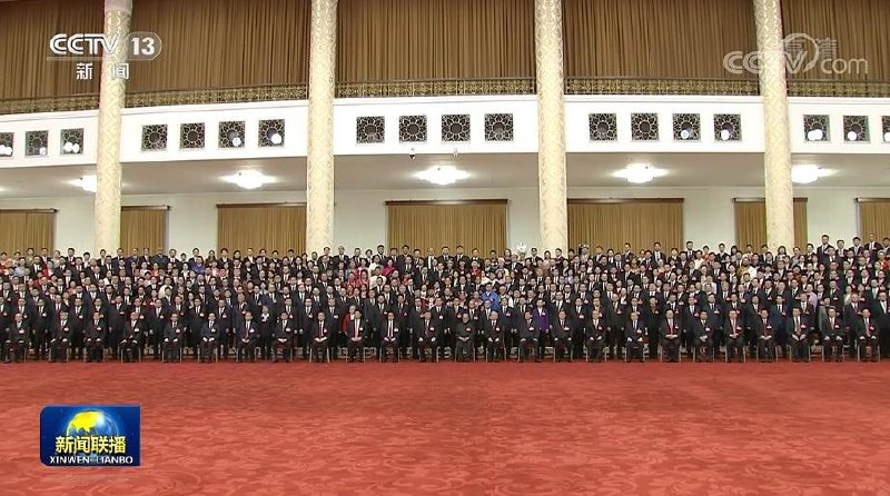 二十届一中全会闭幕后，新旧中共中央领导人23日下午4时在人民大会堂同全体二十大代表、特邀代表和列席人员合影留念