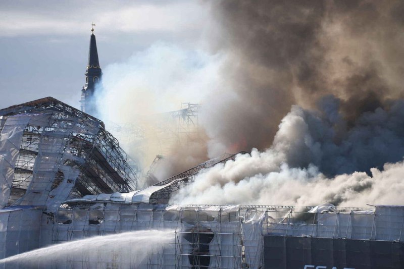 有近400年历史的丹麦旧证券交易中心建筑16日发生火灾，其标志性尖顶在火中倒塌