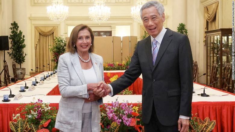 8月1日，佩洛西率领的国会代表团抵达新加坡，并与新加坡总理李显龙、总统哈莉玛、外长维文进行会晤