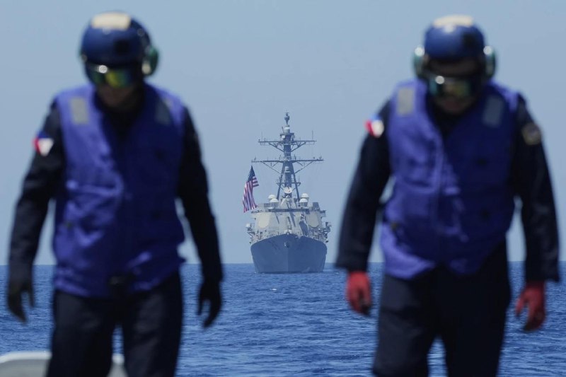 美国、日本和菲律宾3月28日在南海黄岩岛（菲律宾称斯卡伯勒浅滩）附近海域举行为期一天的联合海军演习