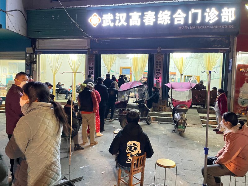 中国多地的医疗系统和殡仪馆匆忙应对激增的感染和死亡人数