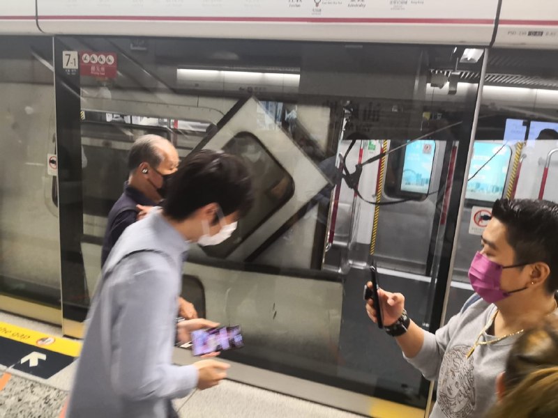 港铁荃湾线油麻地站早上发生车门松脱事故