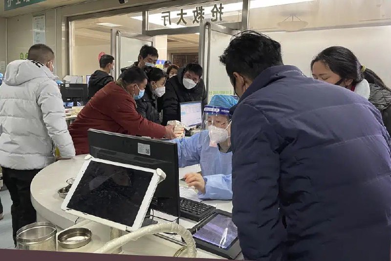 中国多地的医疗系统和殡仪馆匆忙应对激增的感染和死亡人数