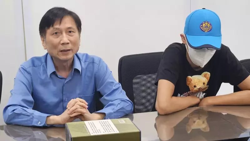 台湾，桃园市政府警察局武陵派出所3名警察涉嫌用警棍、电击棒等对一名17岁少年刑讯逼供