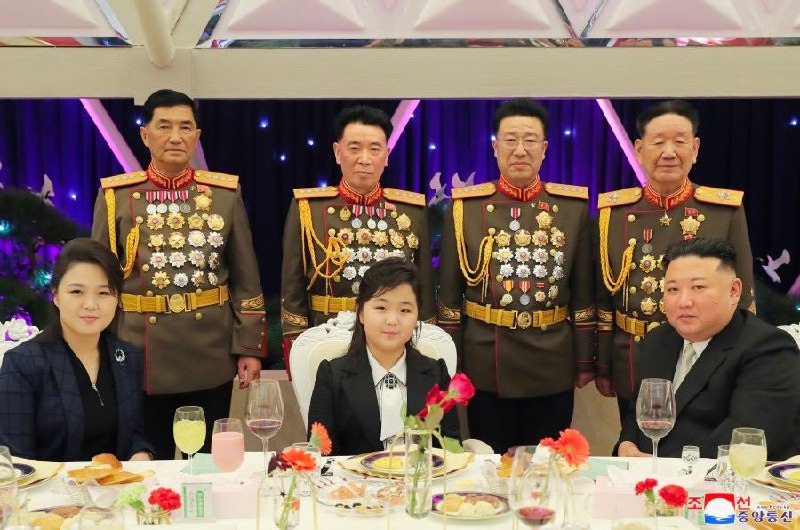 朝鲜国务委员会委员长金正恩7日携女儿金主爱走访人民军官兵宿舍，庆祝人民军成立75周年纪念日的到来