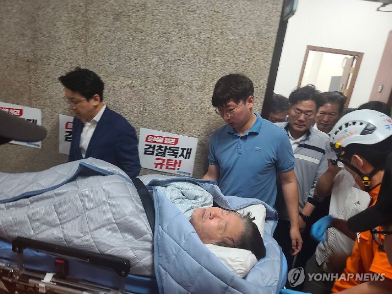 正在进入绝食示威的韩国最大在野党共同民主党党首李在明18日因健康状况恶化而被紧急送医救治