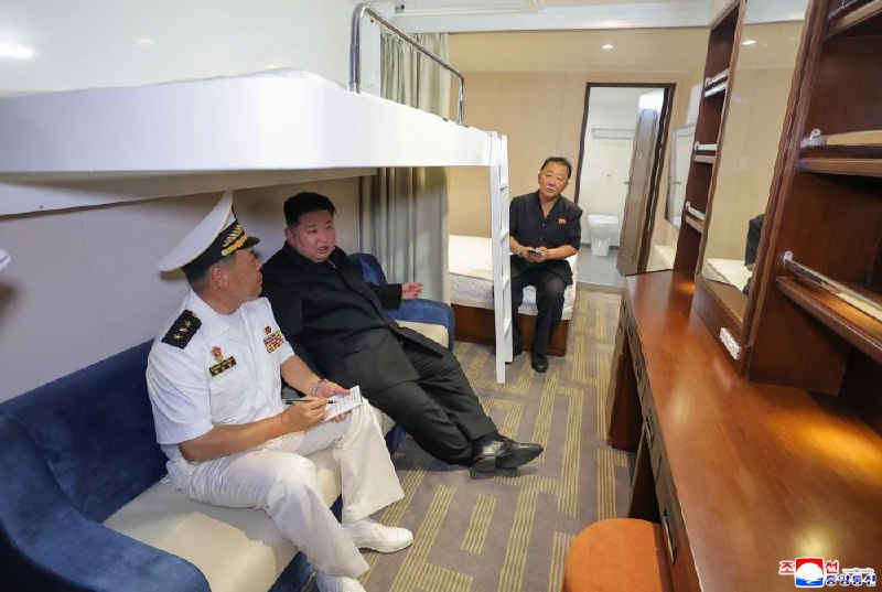 金正恩8月18日视察朝人民军海军崔贤号驱逐舰，了解该舰武器系统综合运行测试和水兵训练及生活情况，听取崔贤级三号舰建造情况及其远景计划汇报