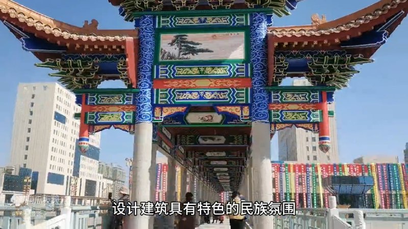 喀什东门大巴扎今年2月搬迁至距古城约十公里的东城华凌国际综合广场，设固定商铺2814间