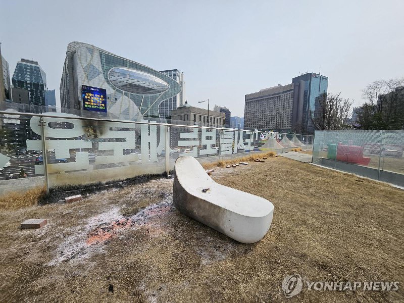 韩国一男子3月7日在首尔市政厅附近的首尔城市建筑展览馆屋顶试图自焚身受重伤