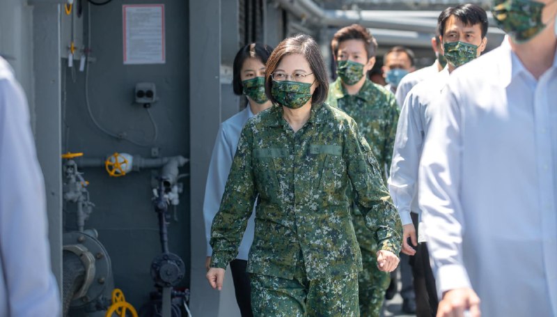 台湾，国军汉光38号演习第二天，解放军船舰连续两天在花莲县及台东县外海出现，解放军水声监听船“天玑星”和导弹护卫舰“黄冈”今天上午出现在台东绿岛乡外海