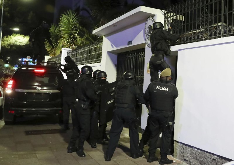 厄瓜多尔警察5日晚间强闯墨西哥使馆，逮捕了在那里寻求政治庇护的厄瓜多尔前副总统豪尔赫·戴维·格拉斯
