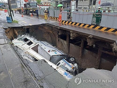 受今年第14号台风“普拉桑”影响，日韩21日多地普降暴雨