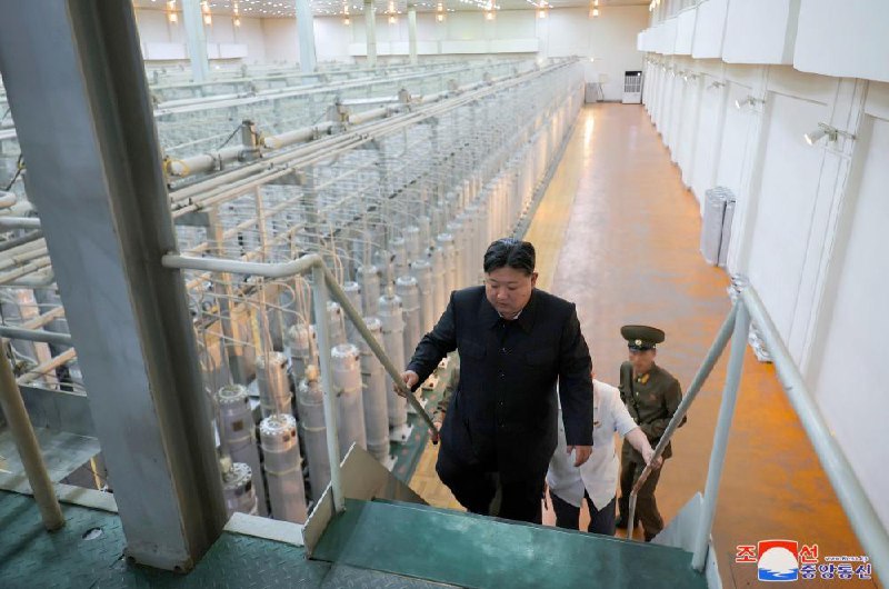 朝鲜领导人金正恩前往核武器研究所和武器级核物质生产设施进行现场指导，并指示集中一切力量生产战术核武器制造所需的核物质，创造新的飞跃成果