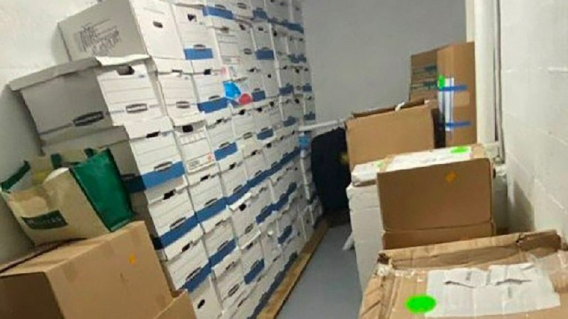 美国前总统特朗普因“密件风波”被指控故意保留机密文件、串谋妨碍司法公正以及虚假陈述等37项重罪，其中至少4项指控最高可判处20年监禁