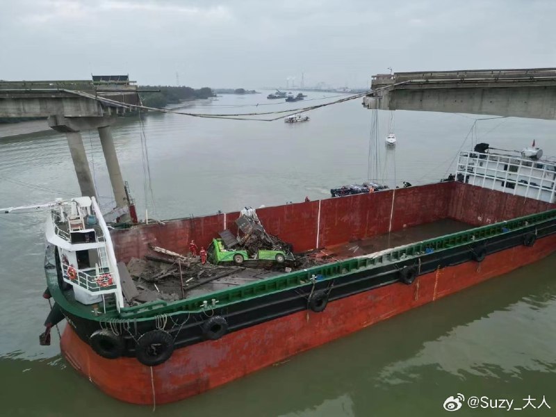 广州南沙沥心沙大桥被船只撞击桥墩，桥面断裂，造成至少2人死亡、3人失联