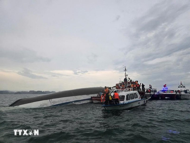 越南广宁省下龙湾7月19日发生游船倾覆事件