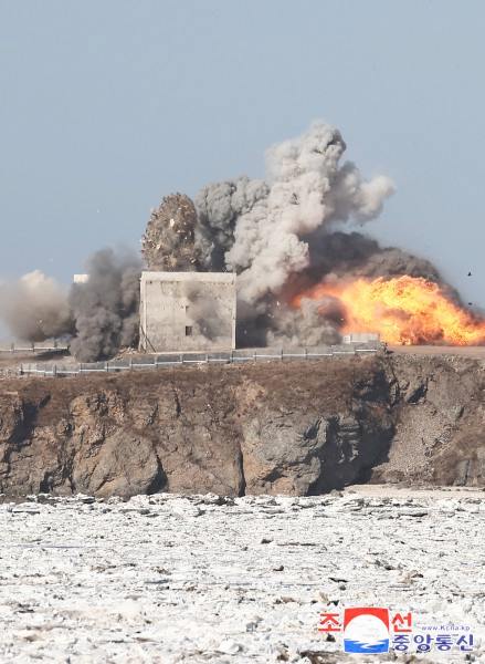 朝鲜2月26日在西部海域进行战略巡航导弹发射训练，金正恩到场观摩