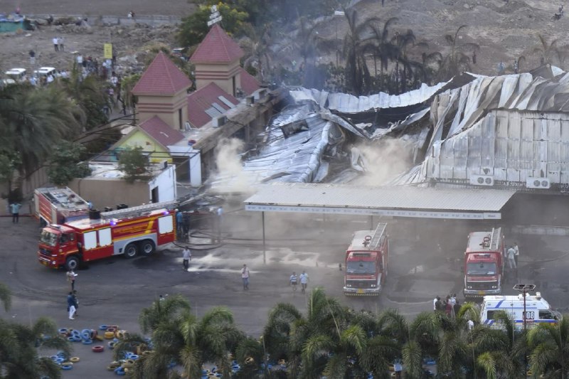 印度古吉拉特邦拉杰果德市一游乐园25日晚发生火灾，造成27人死亡、3人受伤