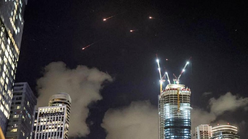 伊朗10月1日向以色列发起大规模导弹袭击，以色列总理内塔尼亚胡誓言报复