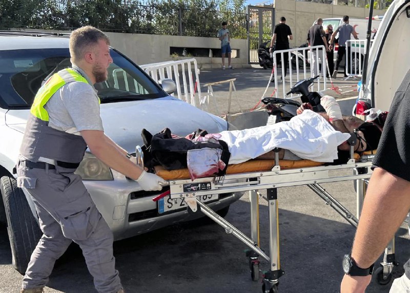 黎巴嫩和叙利亚17日发生数百起手持传呼设备爆炸事件，造成至少8人死亡，2750人受伤，其中200人伤势严重