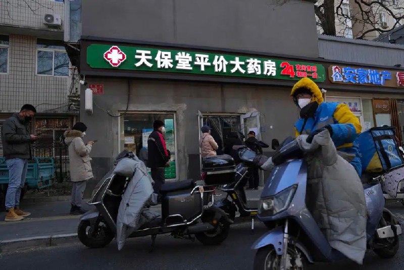 放松防疫管制后，中国民众谨慎应对可能到来的爆发