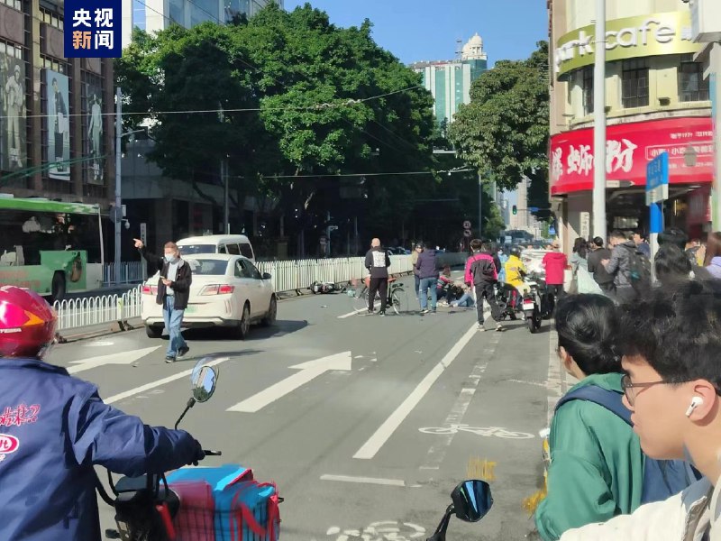 广州警方12日通报，当天9时许，一辆小汽车先后在越秀区中山四路、广仁路与行人和电动自行车发生碰撞，致11人受伤
