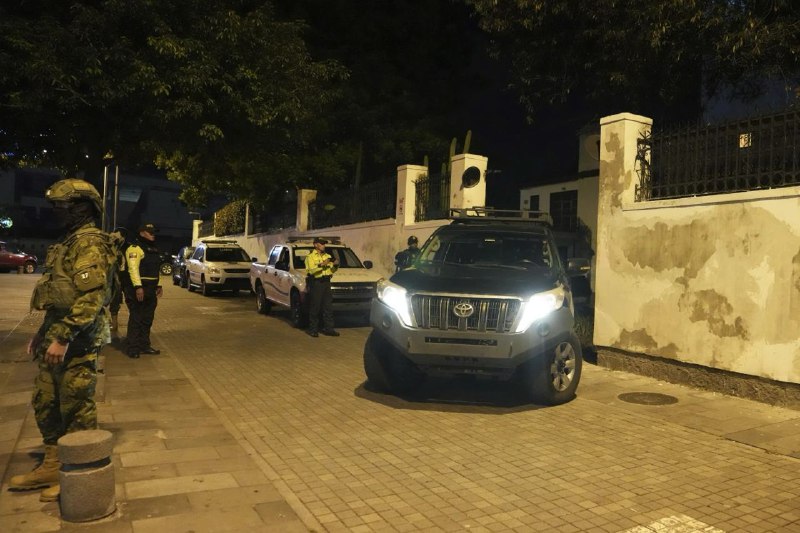 厄瓜多尔警察5日晚间强闯墨西哥使馆，逮捕了在那里寻求政治庇护的厄瓜多尔前副总统豪尔赫·戴维·格拉斯