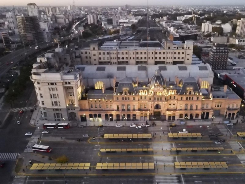 阿根廷劳工总联合会等工会组织9日举行大规模罢工，抗议总统哈维尔·米莱的紧缩措施和改革计划