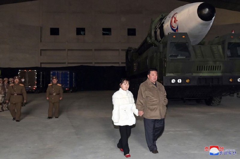 韩国国家情报院研判，日前陪同金正恩观摩新型洲际弹道导弹试射的女童为金正恩的第二个孩子金主爱（音，김주애）