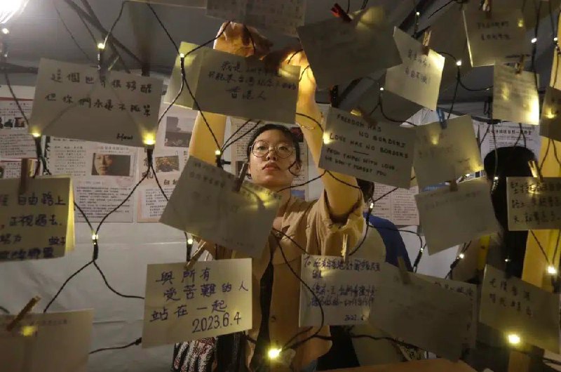 6月4日是六四事件34周年，香港维园连续第四年没有六四烛光集会，亦是30多年来维园烛海首度被庆回归“家乡市集嘉年华”取代，昔日维园内的烛光和鲜花，如今变成家乡小吃和舞狮舞龙表演