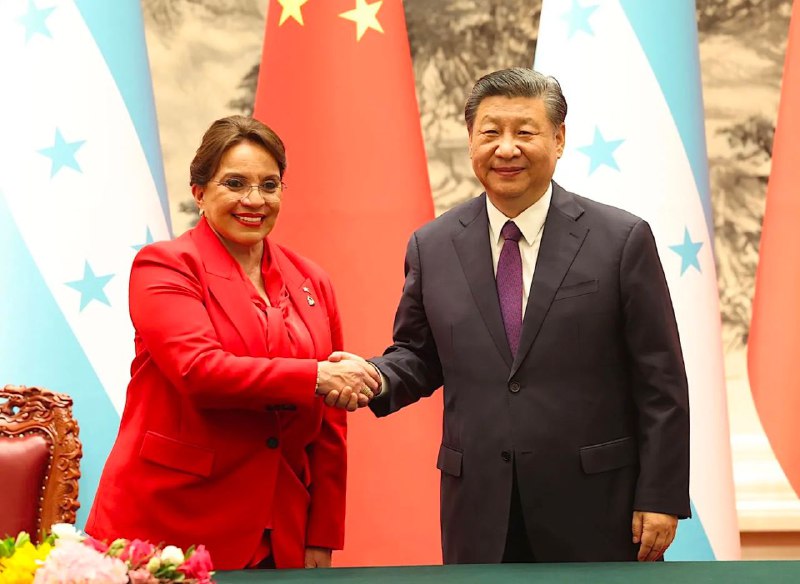 中国国家主席习近平6月12日同洪都拉斯总统卡斯特罗举行会谈