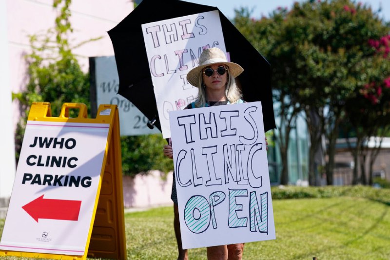 在标志堕胎权确立的罗诉韦德案（Roe v. Wade）被推翻后，美国联邦层面对堕胎的保护不复存在，堕胎是否合法将由各州决定