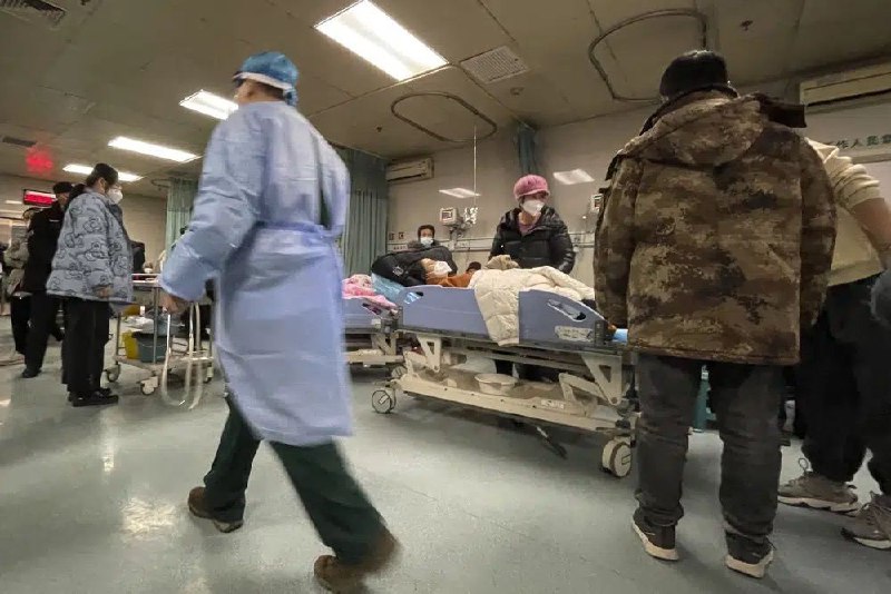 中国多地的医疗系统和殡仪馆匆忙应对激增的感染和死亡人数