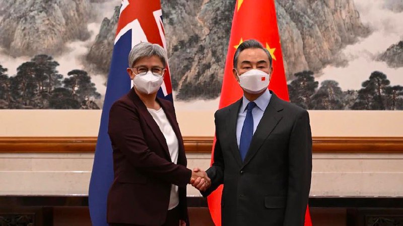 中国外长王毅同澳大利亚外长黄英贤12月21日举行会谈，两国发表外交与战略对话成果联合声明