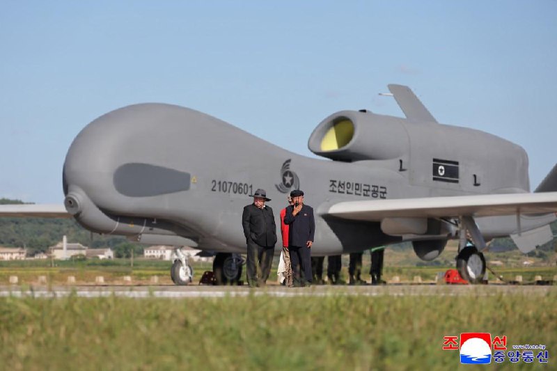 金正恩9月18日现场指导无人攻击机等无人武器装备的性能测试，指示有关部门引进人工智能技术并提升作战执行能力