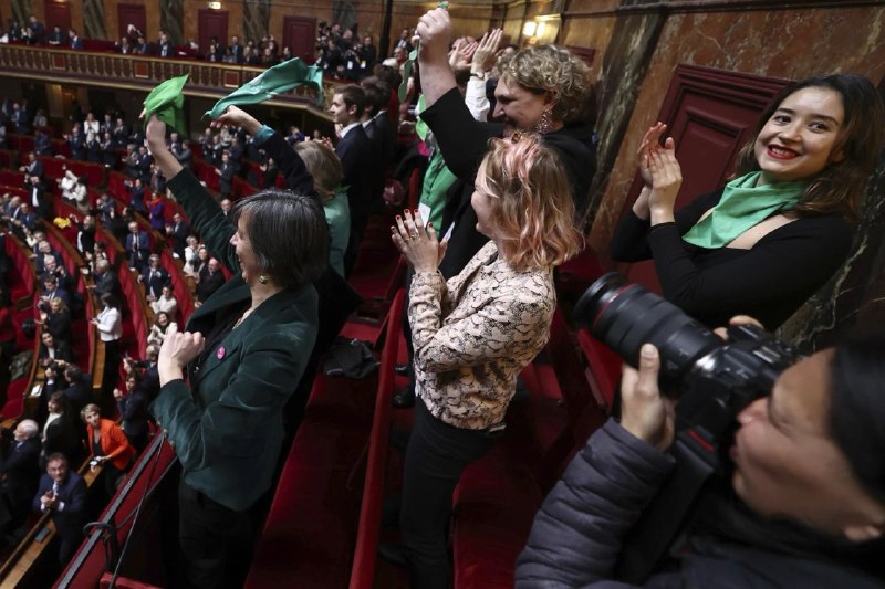 法国议会两院4日举行联席会议，以780票赞成、72票反对的压倒性优势，同意将堕胎权写入宪法