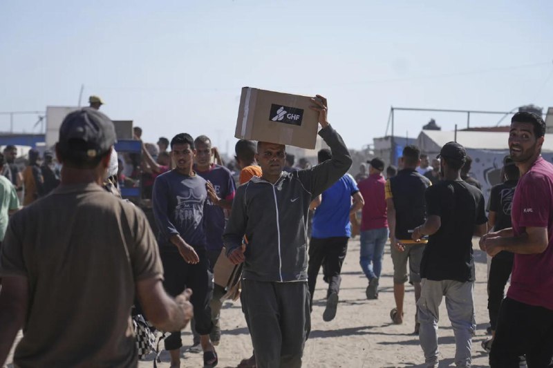 加沙人道主义援助分发开始，现场爆发混乱