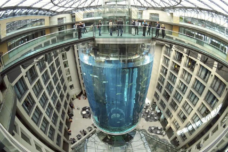 位于德国柏林市中心的水族馆AquaDom在16日清晨发生爆裂