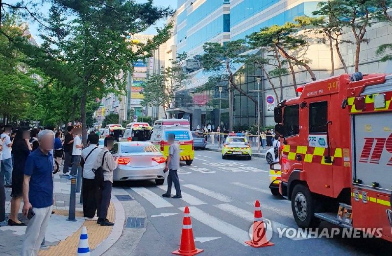 韩国京畿道城南市盆唐区书岘站附近书岘AK百货商店3日17时55分许发生一起无差别随机行凶事件，造成14人受伤