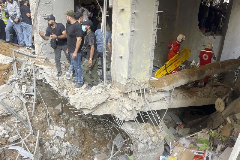 以色列20日空袭黎巴嫩首都贝鲁特南郊一座4层建筑，造成至少14人死亡、66人受伤