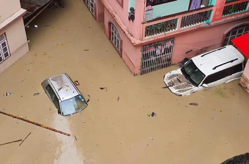 印度锡金邦近日的强降雨引发山洪，淹没了多个城镇，造成至少14人死亡、百余人失踪