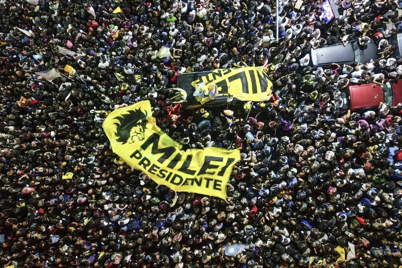 阿根廷极右翼选举联盟“自由前进党”候选人哈维尔·米莱当选阿根廷下届总统