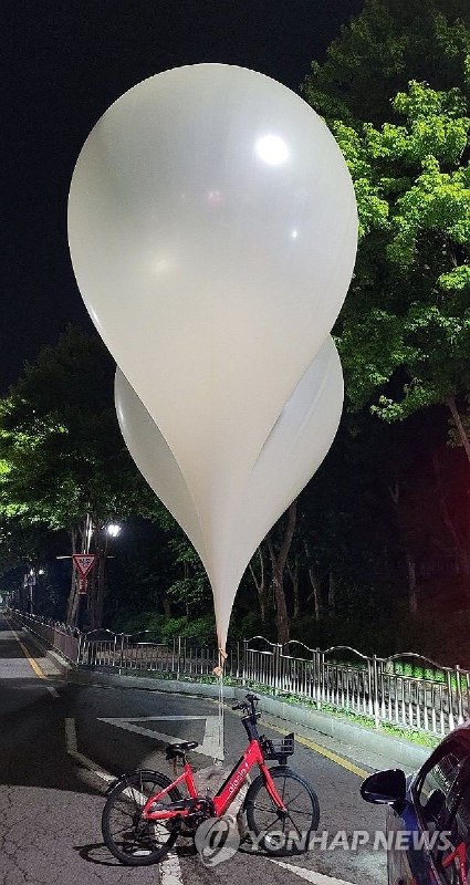韩国联合参谋本部9日称，朝鲜8日夜间起共向韩方空飘330多只“垃圾气球”