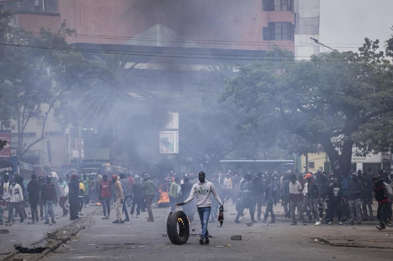 肯尼亚16日继续爆发抗议活动，示威者要求总统鲁托辞职，警方与抗议者发生冲突