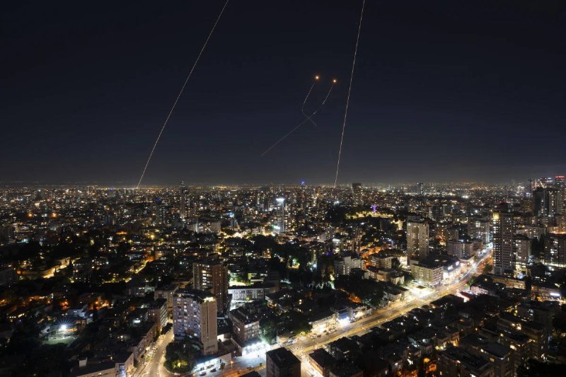 以色列国防军27日发表声明说，在空中力量的配合下，以军地面部队过去一天内对加沙地带哈马斯的部分军事目标进行了“有针对性的袭击”，打死一些哈马斯武装人员